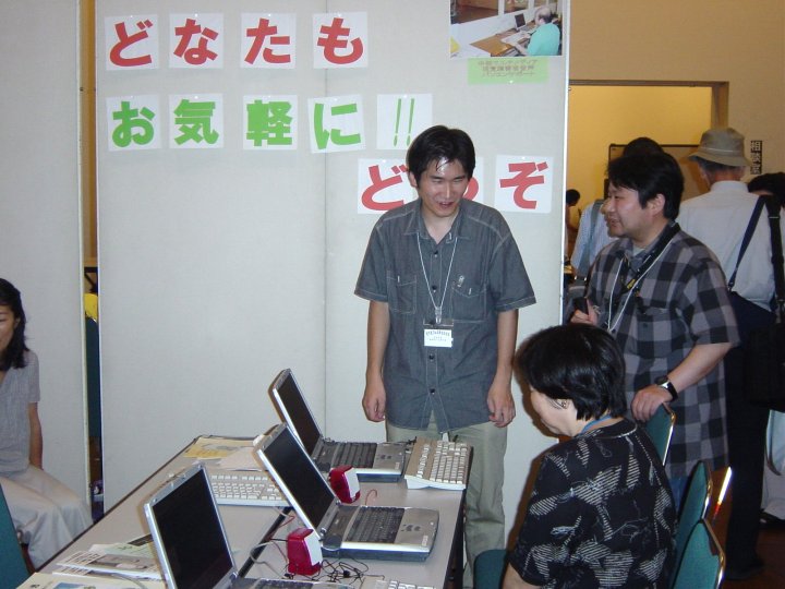 ブースの側面から写しました。