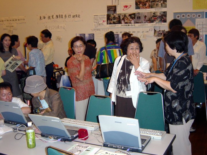 ブースの中から活動の様子を写しました。